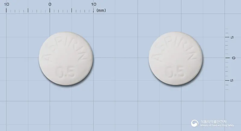 신풍아스피린정(수출명:ASPIN Tablets) 앞뒤 사진 (흰색 원형, 각인 ASPIRIN0.5 / ASPIRIN0.5)