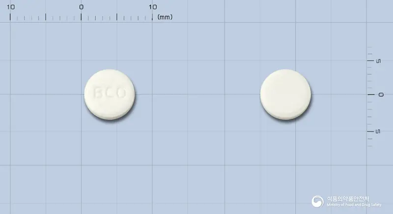 씨제이베사코린정(베타네콜염화물) 앞뒤 사진 (흰색 원형, 각인 BCO)
