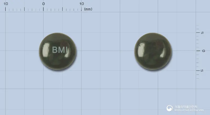 아스토신당의정 앞뒤 사진 (검은색 원형, 각인 BMI)