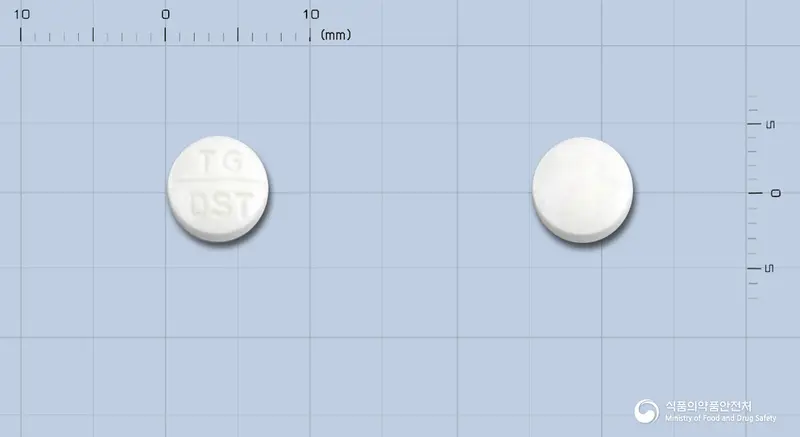 태극답손정25mg 앞뒤 사진 (흰색 원형, 각인 TG DST)