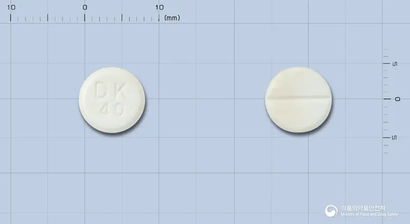 인데놀정40mg(프로프라놀롤염산염) 앞뒤 사진 (흰색 원형, 각인 DK40)