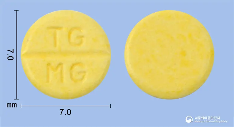 마스질정(클레마스틴푸마르산염) 앞뒤 사진 (노란색 원형, 각인 TG MG)