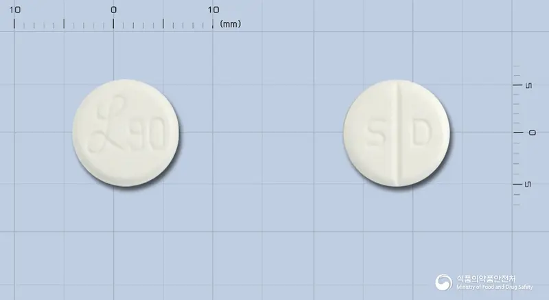 우리들리소짐정90mg(염화리소짐)(수출명:리소-9정) 앞뒤 사진 (흰색 원형, 각인 S D / 90)