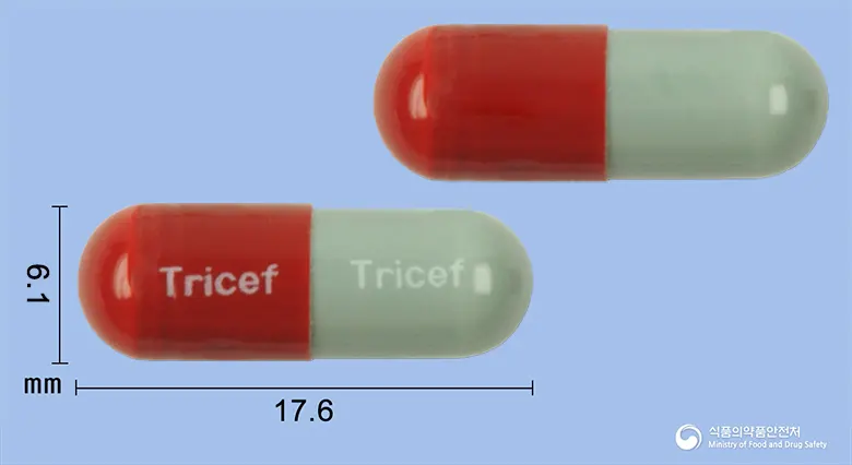 트리세프캡슐(세프라딘수화물) 앞뒤 사진 (빨간색 캡슐, 각인 Tricef Tricef)