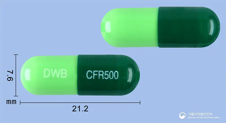 대웅세파록실캡슐(세파드록실수화물) 앞뒤 사진 (초록색 캡슐, 각인 DWB CFR500)