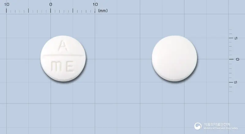 베타록정(메토프롤롤타르타르산염) 앞뒤 사진 (흰색 원형, 각인 A mE)