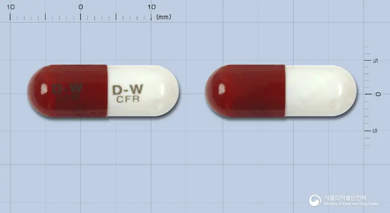세포드릴캡슐(세파드록실수화물) 앞뒤 사진 (빨간색 캡슐, 각인 D-W D-WCFR CFR)