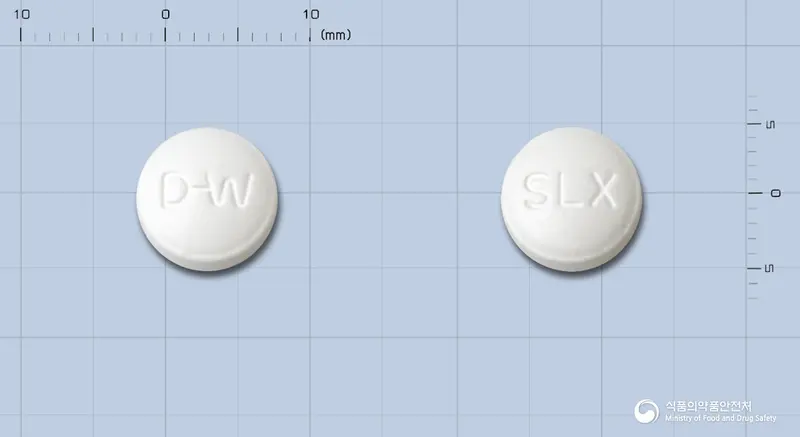 셀렉시드정(염산피브메실리남) 앞뒤 사진 (흰색 원형, 각인 D-W / SLX)