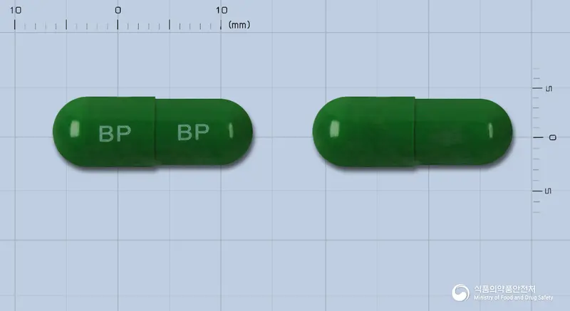 나나스테인캅셀(에스카르복시메칠씨스테인) 앞뒤 사진 (초록색 캡슐, 각인 BP BP)
