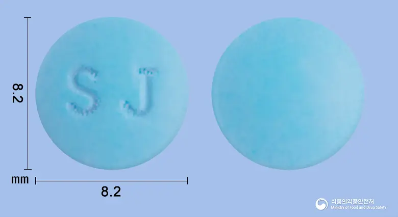 삼진히드랄라진염산염정 앞뒤 사진 (파란색 원형, 각인 SJ)