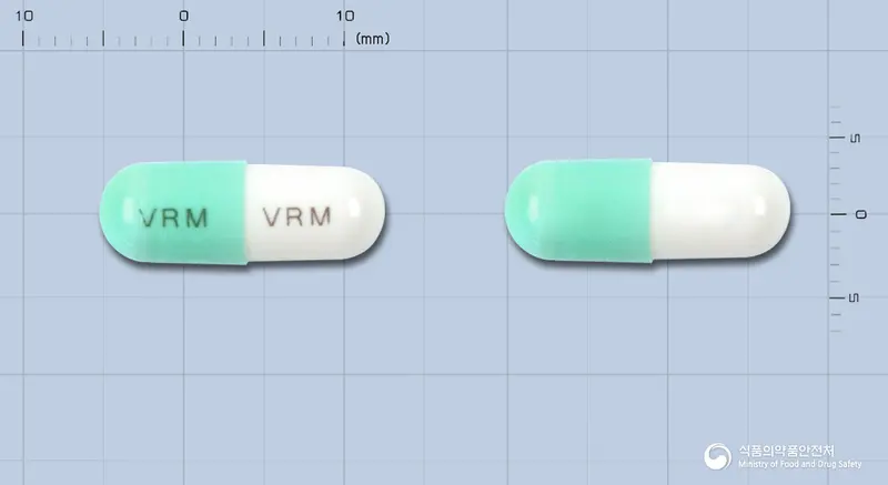 바이라미드캡슐100mg(리바비린) 앞뒤 사진 (파란색 캡슐, 각인 VRM VRM)