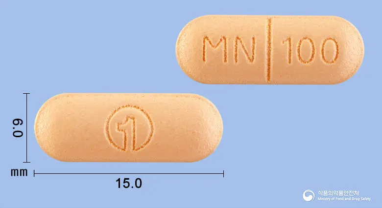 모노신정(독시사이클린하이클레이트수화물) 앞뒤 사진 (주황색 장방형, 각인 MN 100)
