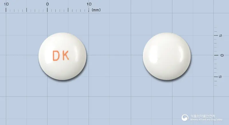 유로젠정(플라복세이트염산염) 앞뒤 사진 (흰색 원형, 각인 DK)