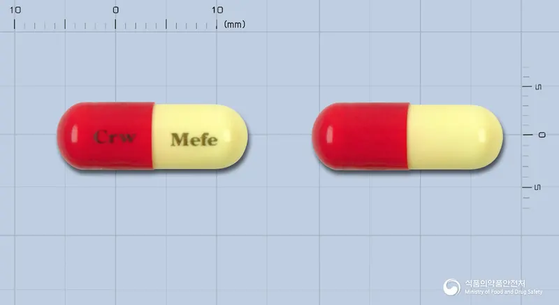 크라운메페남산캡슐250mg 앞뒤 사진 (빨간색 캡슐, 각인 Crw Mefe)