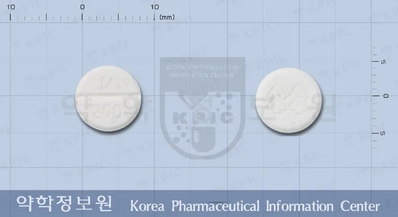 카르마인정(카르바마제핀)(수출용) 앞뒤 사진 (흰색 원형, 각인 M 200)