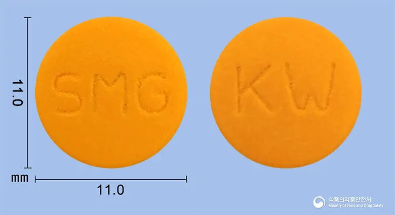 소말겐정(탈니플루메이트) 앞뒤 사진 (주황색 원형, 각인 SMG / KW)