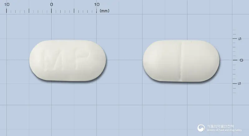 명문메토카르바몰정(수출명:디베파닐정(Dibefaniltablet)) 앞뒤 사진 (흰색 장방형, 각인 MR)