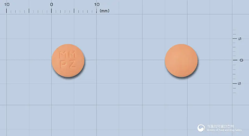 푸라젠정(세라티오펩티다제) 앞뒤 사진 (주황색 원형, 각인 MM PZ)