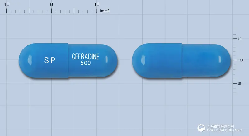 신풍세프라딘캡슐(수출명:CEFADIN Capsules, SHINPOONGCEFADIN Capsule 500mg) 앞뒤 사진 (파란색 캡슐, 각인 SP CEFRADINE 500)