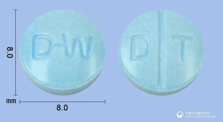 동화디트로판정(옥시부티닌염산염) 앞뒤 사진 (파란색 원형, 각인 D-W / D T)