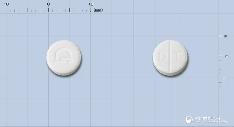 디텐트정(아테놀올)[수출명:대원아테놀올정 50mg, 디텐트-케이정] 앞뒤 사진 (흰색 원형, 각인 D T)