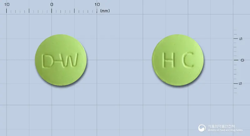 헬스칼정 앞뒤 사진 (연두색 원형, 각인 D-W / HC)
