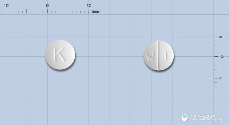 환인키누프릴정(퀴누프라민) 앞뒤 사진 (흰색 원형, 각인 K / W I)