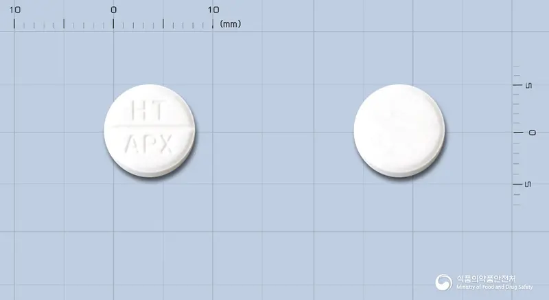 암펙솔정(암브록솔염산염) 앞뒤 사진 (흰색 원형, 각인 HT APX)