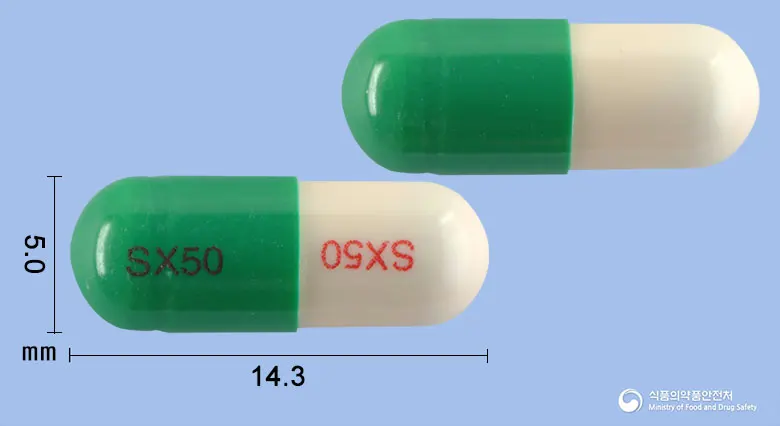 셀벡스캡슐(테프레논) 앞뒤 사진 (초록색 캡슐, 각인 SX50 SX50)
