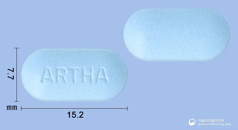 알삭센정(나프록센나트륨) 앞뒤 사진 (파란색 장방형, 각인 ARTHA)