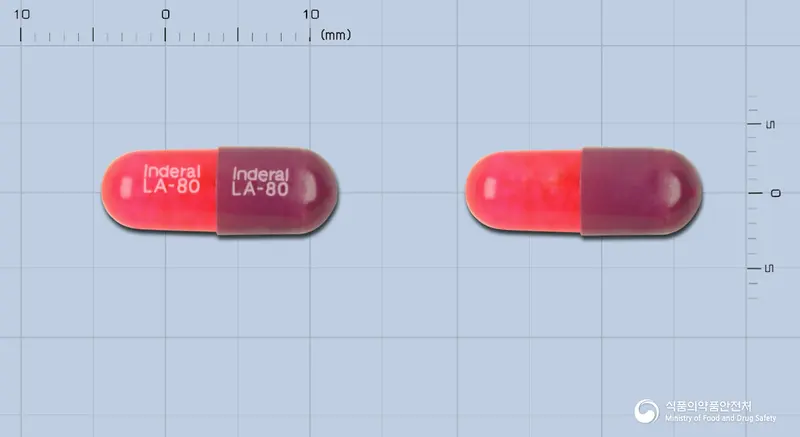 대웅프로프라놀롤캡슐80mg(스페로이드형 염산프로프라놀롤) 앞뒤 사진 (자주색 캡슐, 각인 Inderal Inderal LA-80 LA-80)