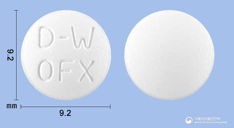동화오플록사신정 앞뒤 사진 (흰색 원형, 각인 D-WOFX)