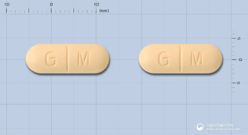 보람노르플록사신정(수출용) 앞뒤 사진 (주황색 장방형, 각인 G M / G M)