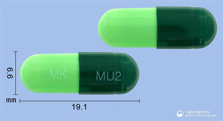 뮤코스텐캡슐200밀리그램(아세틸시스테인) 앞뒤 사진 (초록색 캡슐, 각인 MK MU2)