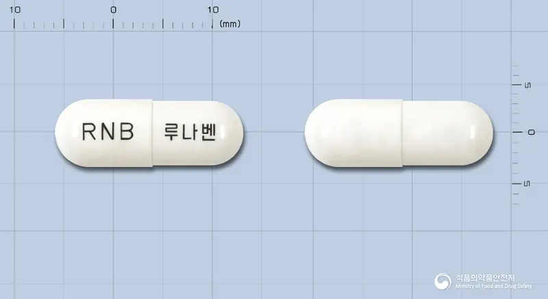 루나벤캡슐 앞뒤 사진 (흰색 캡슐, 각인 RNB 루나벤)