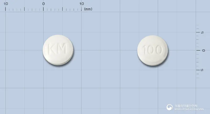 오베나신정(오플록사신) 앞뒤 사진 (흰색 원형, 각인 KM / 100)