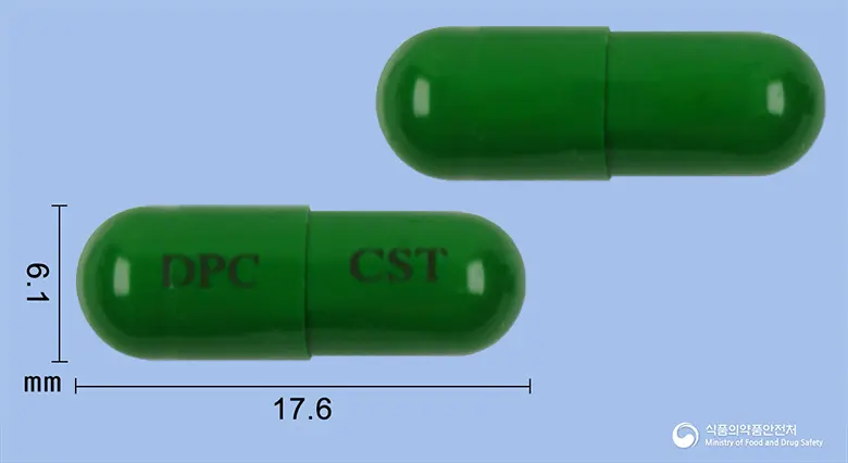 시스타인캡슐(아세틸시스테인) 앞뒤 사진 (초록색 캡슐, 각인 DPC CST)
