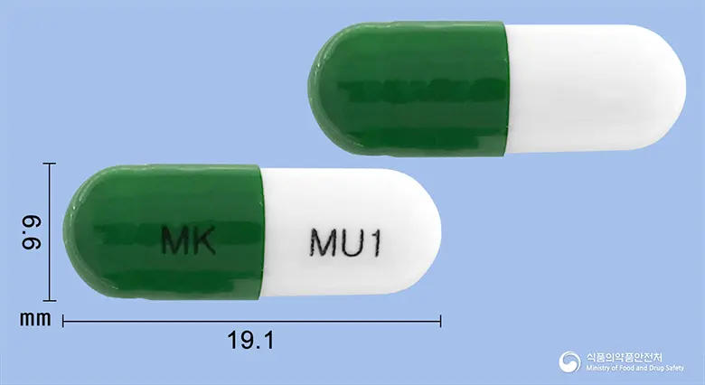 뮤코스텐캡슐100밀리그램(아세틸시스테인) 앞뒤 사진 (초록색 캡슐, 각인 MK MU1)