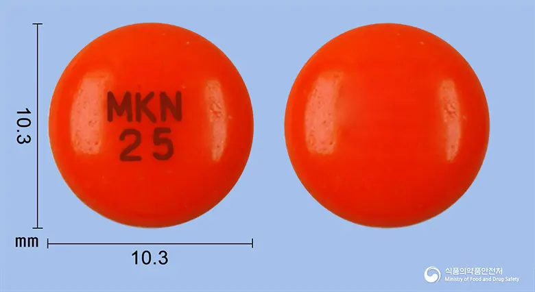 뉴본정25단위(칼리디노게나제) 앞뒤 사진 (주황색 원형, 각인 MKN25)