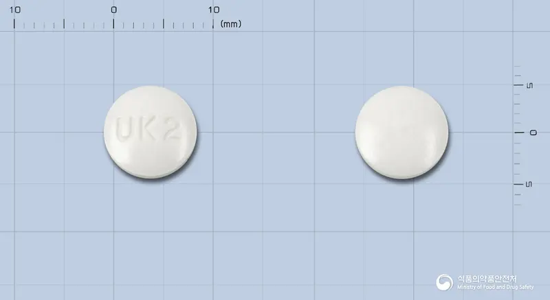 유니온시메티딘정200mg(수출명:Pacidine Tab. 200mg) 앞뒤 사진 (흰색 원형, 각인 UK2)