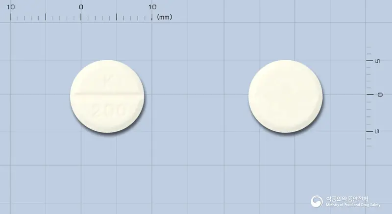 근화케토코나졸정(수출명:Kezole,KWKetoconazoleTab.200mg) 앞뒤 사진 (흰색 원형, 각인 K 200)