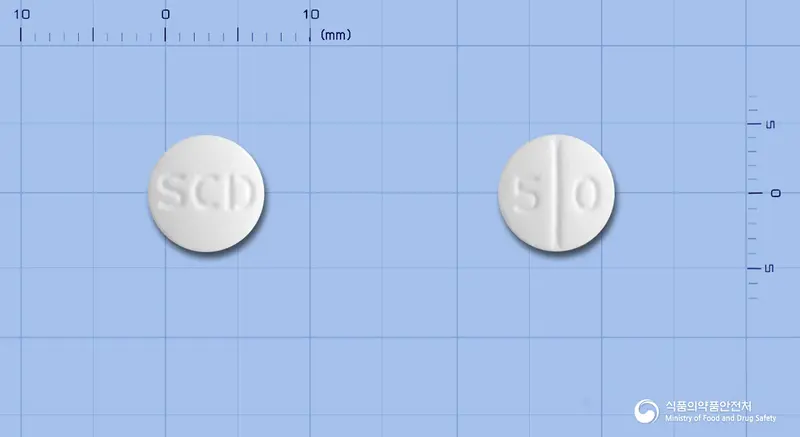 삼천당아테놀올정(수출용) 앞뒤 사진 (흰색 원형, 각인 SCD / 5 0)