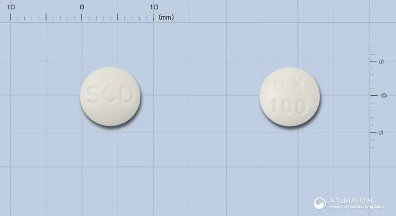 삼천당오플록사신정 앞뒤 사진 (흰색 원형, 각인 SCD / OX100)