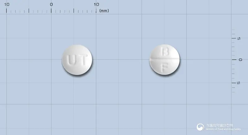 프렉스정5밀리그램(바클로펜) 앞뒤 사진 (흰색 원형, 각인 UT / B F)