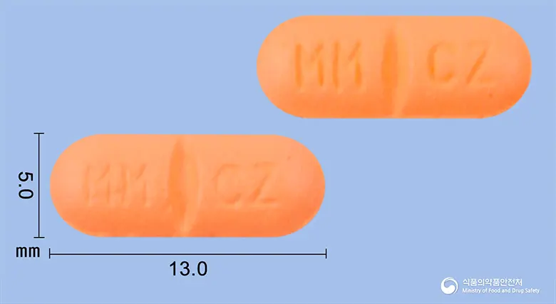 카르마인씨알정(카르바마제핀) 앞뒤 사진 (주황색 장방형, 각인 MM CZ / MM CZ)