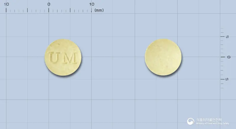 클록센정100밀리그람(클로르프로칙센) 앞뒤 사진 (노란색 원형, 각인 UM)