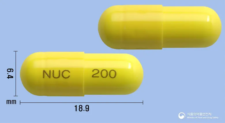 누코미트캡슐200밀리그램(아세틸시스테인) 앞뒤 사진 (노란색 캡슐, 각인 NUC 200)