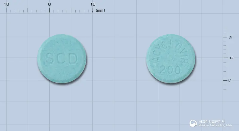삼천당아시클로버정(수출명:베록스정) 앞뒤 사진 (파란색 원형, 각인 SCD / ACYCLOVIR200)