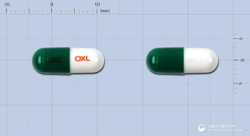 옥소레실캡슐 앞뒤 사진 (초록색 캡슐, 각인 OXL OXL)