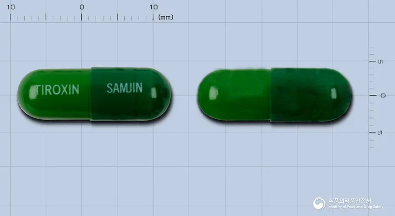 타이록신캡슐(세프록사딘수화물) 앞뒤 사진 (초록색 캡슐, 각인 TIROXIN SAMJIN)